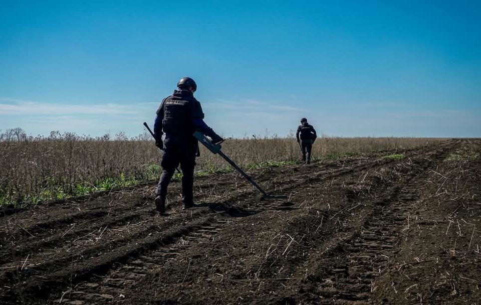 На Харківщині на міні підірвалися троє людей