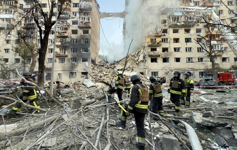 У Києві ракета РФ пробила дев’ять поверхів будинку