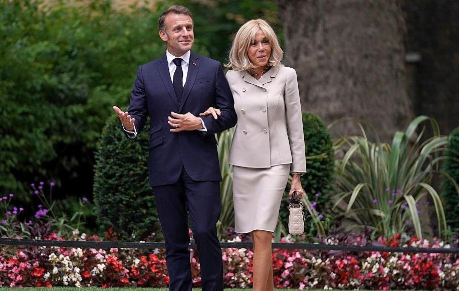 Адвокат Макрона пообіцяв “наукові докази”, що перша леді Франції – жінка