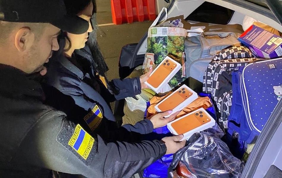 Новини України - До України намагались ввезти контрабандні IPhone 17