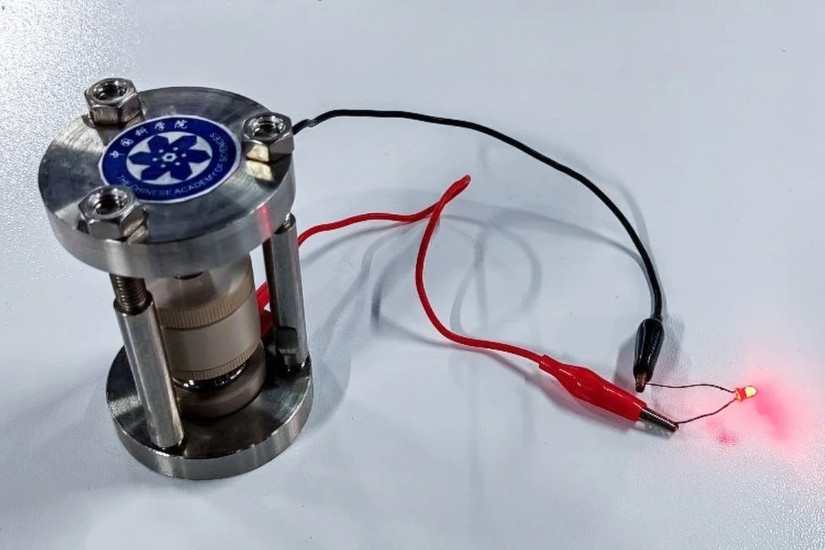 Технології - Китайські вчені створили батарею у шість разів місткішу за літій-іонні