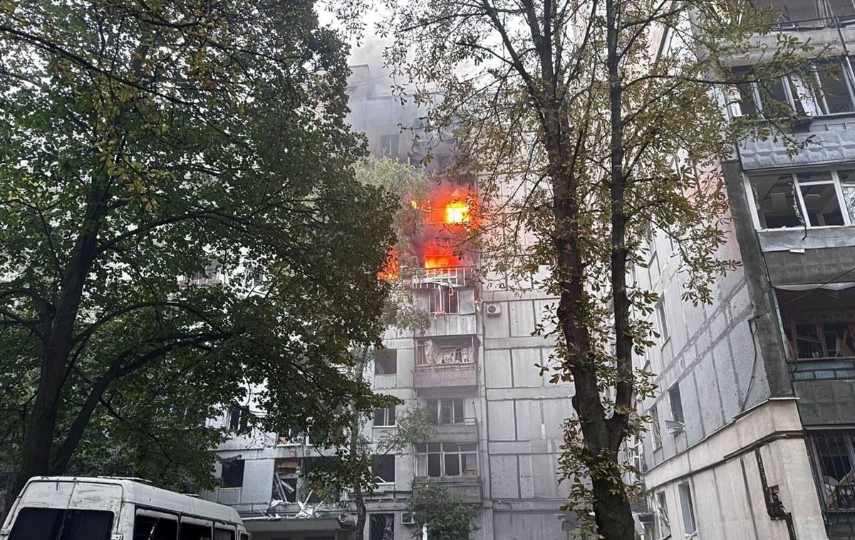 Новини України - Момент прильоту ракети у Дніпрі потрапив на відео