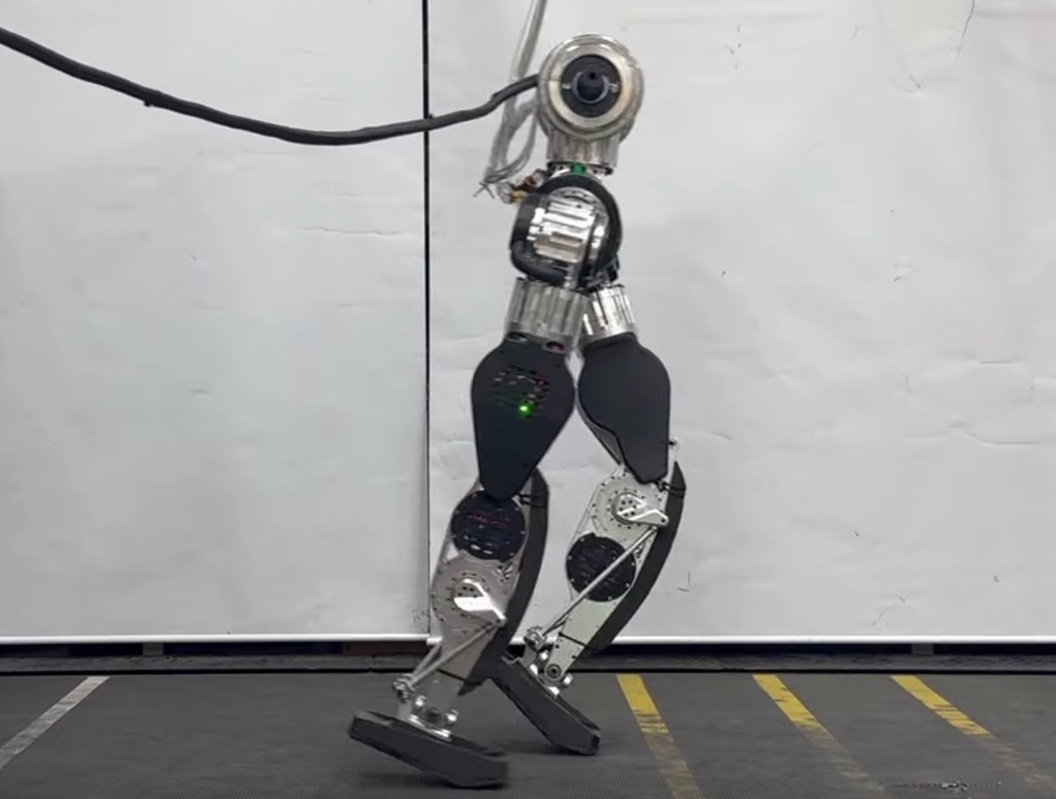 Робот з Південної Кореї виконав “місячну ходу” на відео