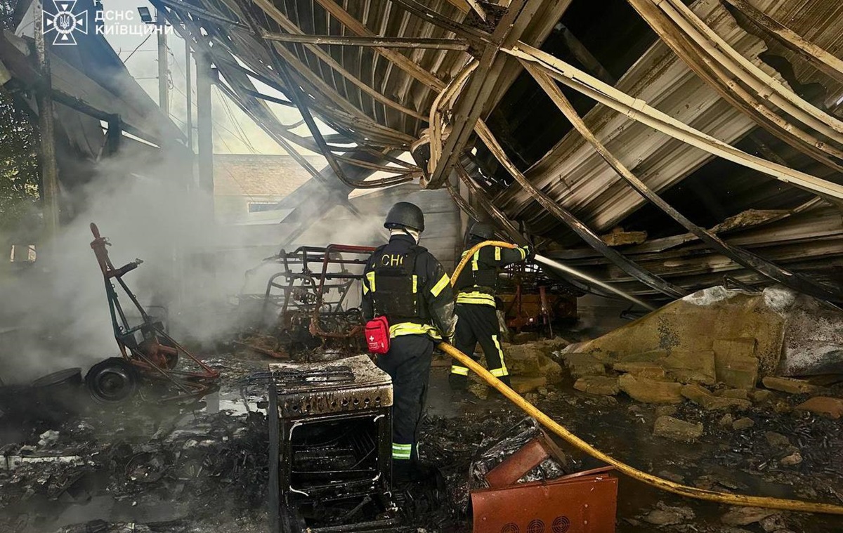 Новини України - Рятувальники показали наслідки атаки на Київщину