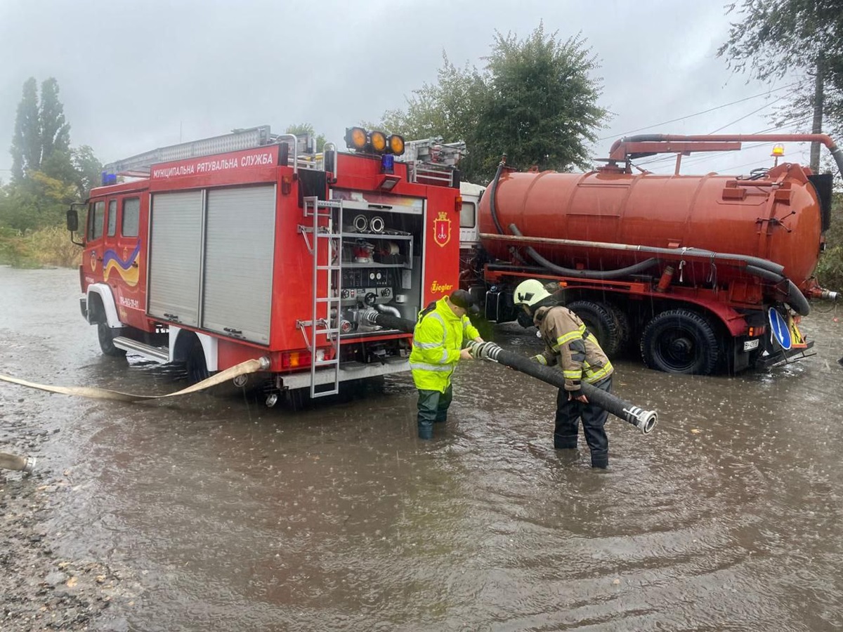 Сильна злива затопила вулиці Одеси