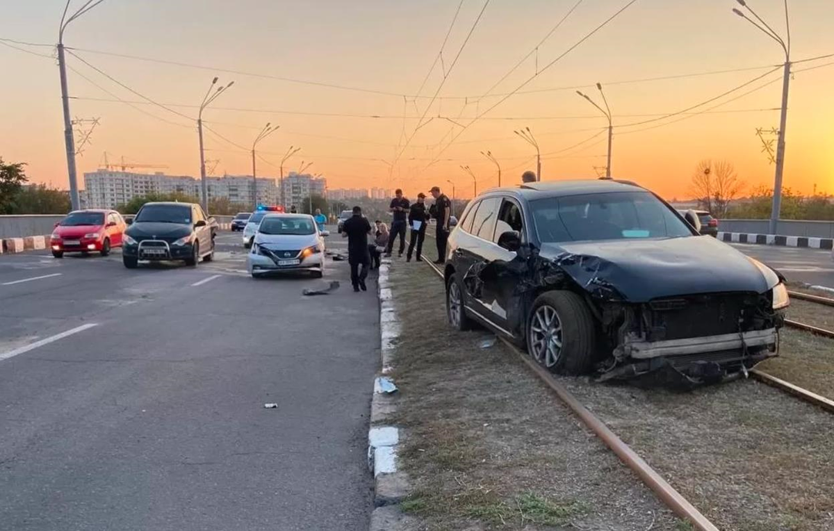 Авто новини - У Харкові 14-річний хлопець за кермом авто скоїв ДТП
