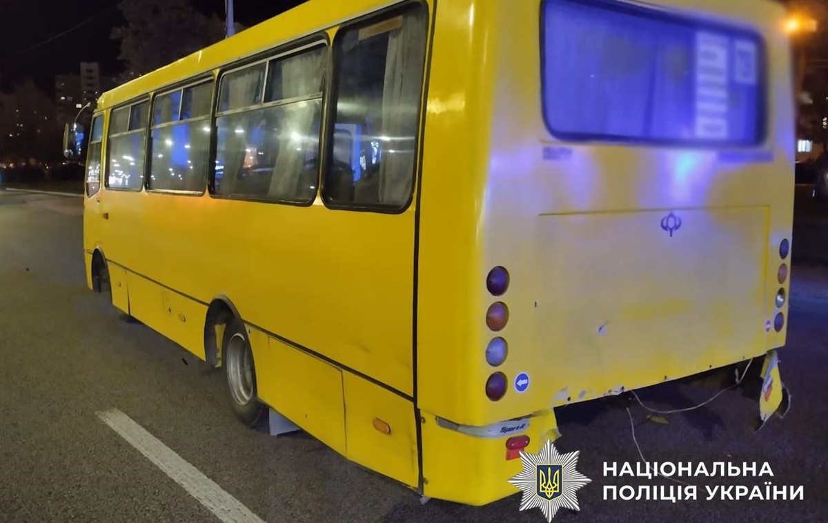 Новини Києва - У Києві водій Mercedes напідпитку врізався в маршрутку