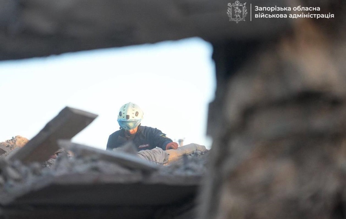 Новини України - У Запоріжжі під завалами зруйнованого будинку може бути жінка