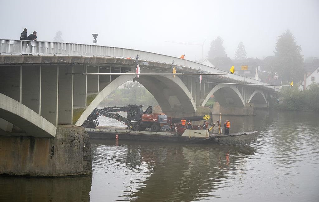 Новини світу - В Німеччині судно протаранило два мости на річці