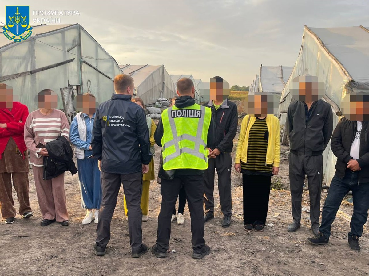 Новини Києва - Вербували й експлуатували узбеків: під Києвом виявили ферму з рабами