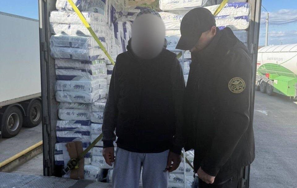 Чоловік ховався в памперсах, щоб в’їхати в Україну