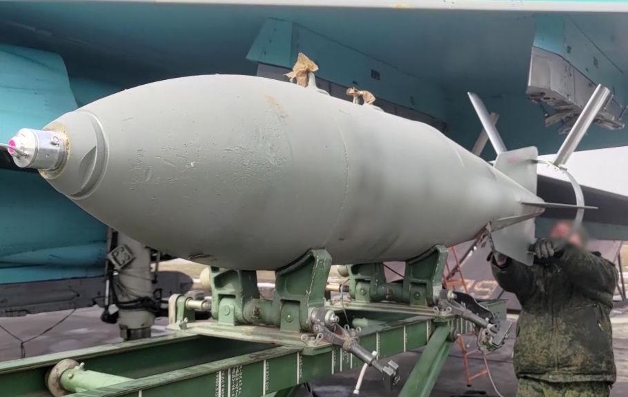 КАБи вдарили по автобазі в Харкові, є поранені