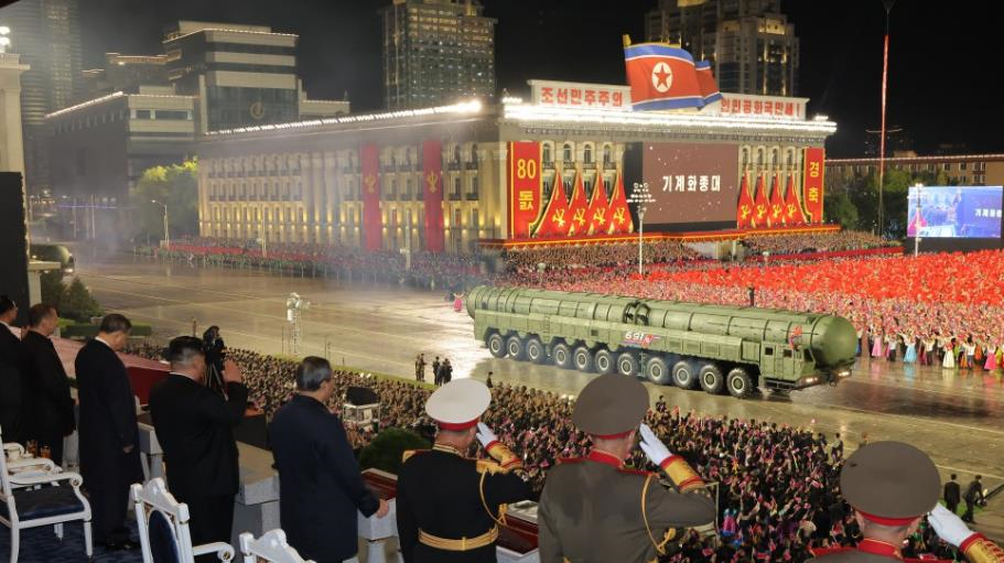 Новини світу - Кім Чен Ин продемонстрував нову міжконтинентальну ракету