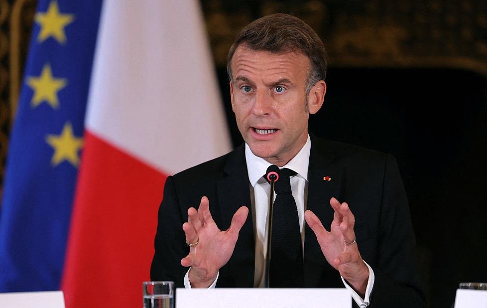 Новини світу - Макрон відмовився складати повноваження президента