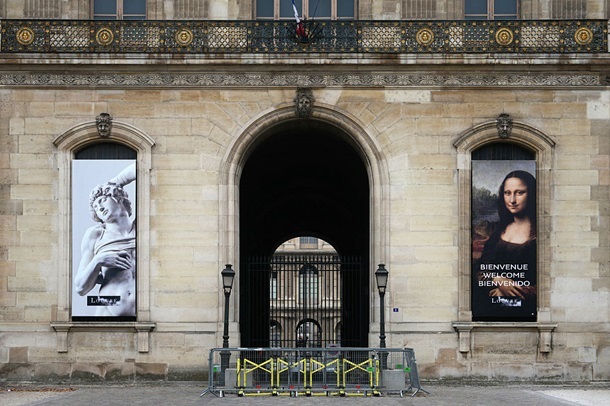 Макрон відреагував на зухвале пограбування Лувру