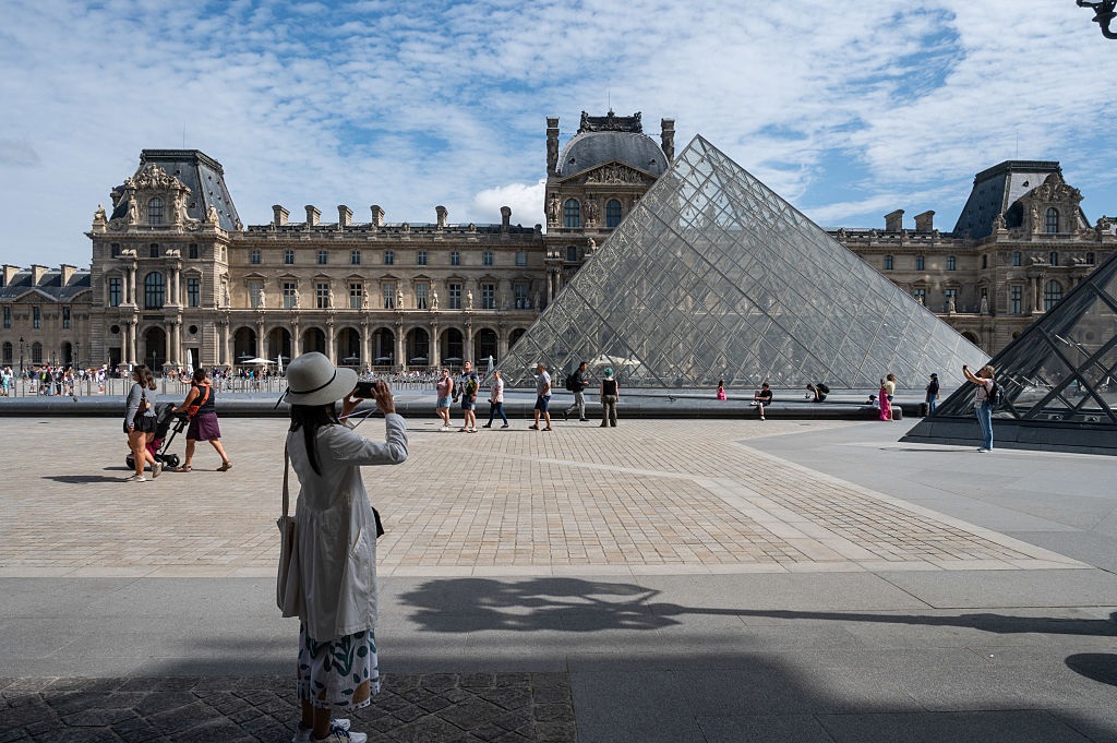 Новини світу - Музей Лувр пограбували в Парижі