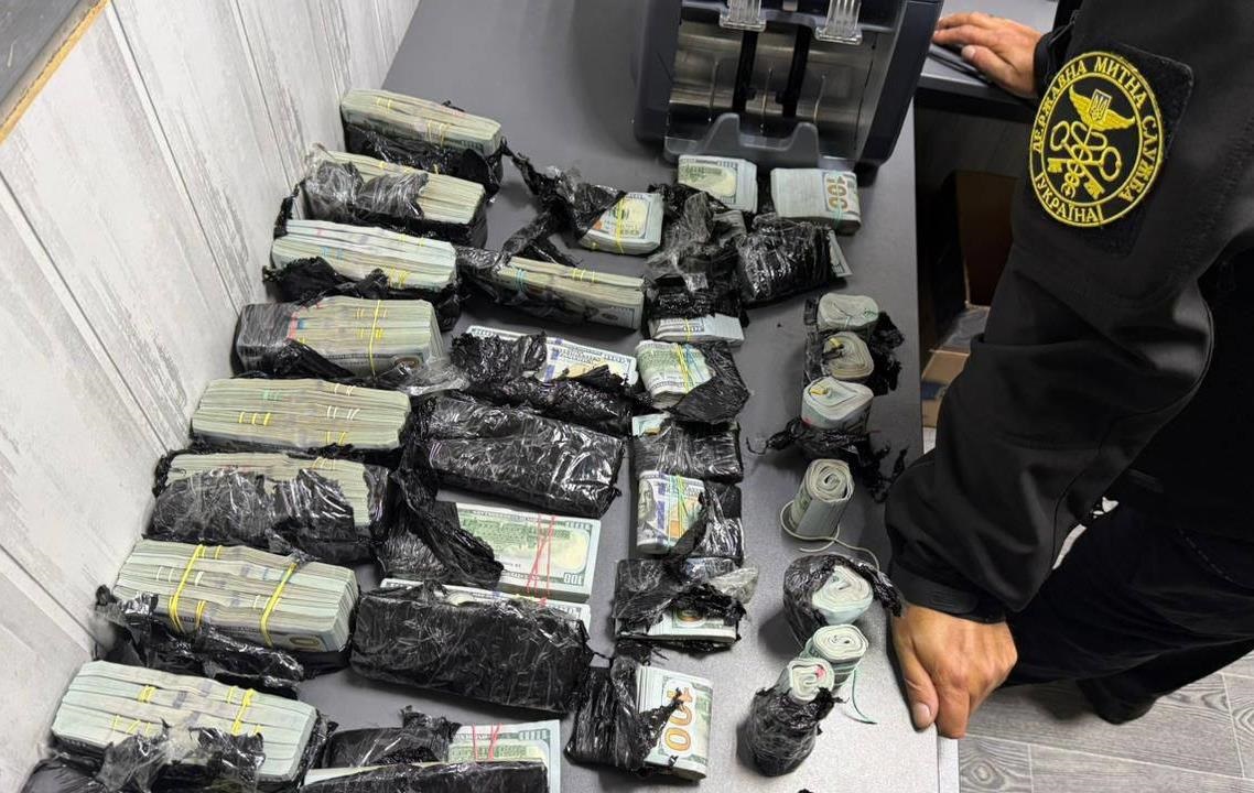 Новини України - На кордоні знайшли майже $1 млн під капотом авто