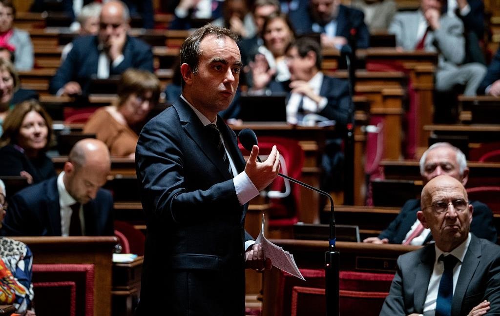 Новини світу - Новий уряд Франції пережив два вотуми недовіри