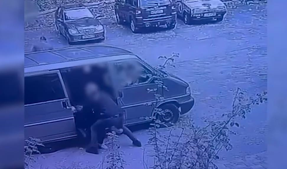 Новини Києва - Поліцейські побили чоловіка біля ТЦК у Києві