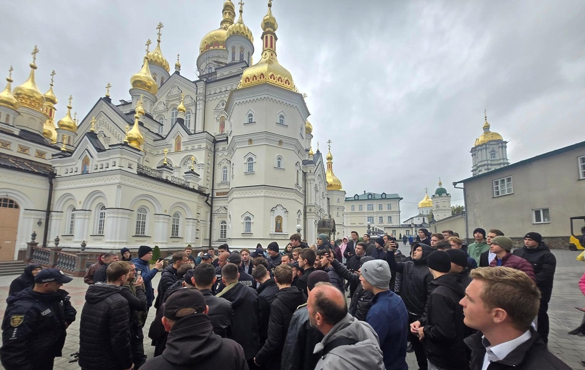 Новини України - Поліція розслідує провокації в Почаївській лаврі під час обшуків
