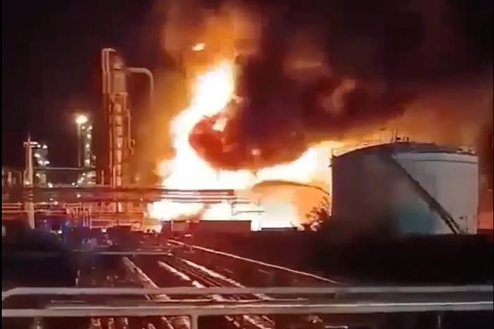 Новини світу - Пов’язані з Москвою. Вибухи на НПЗ в Європі