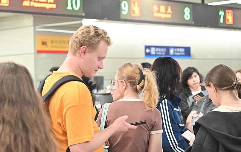 Росіянам масово блокують виїзд за кордон через повістки – соцмережі