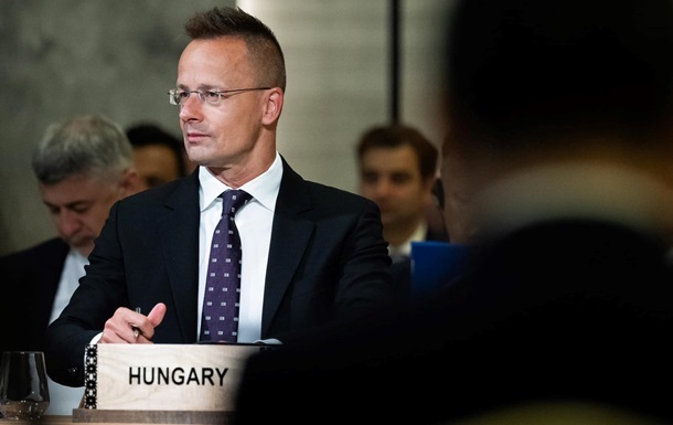 Новини світу - Сіярто знайшов "винних" у спробах зірвати саміт Трампа і Путіна