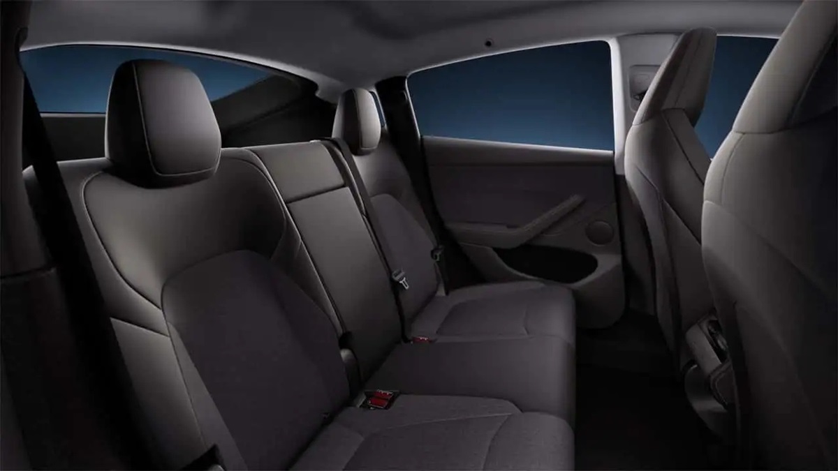 Tesla зекономила дивним способом: панорамний дах у Model Y тепер схований