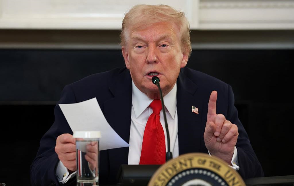 Новини світу - Трамп пояснив, що допомагає укладати мирні угоди