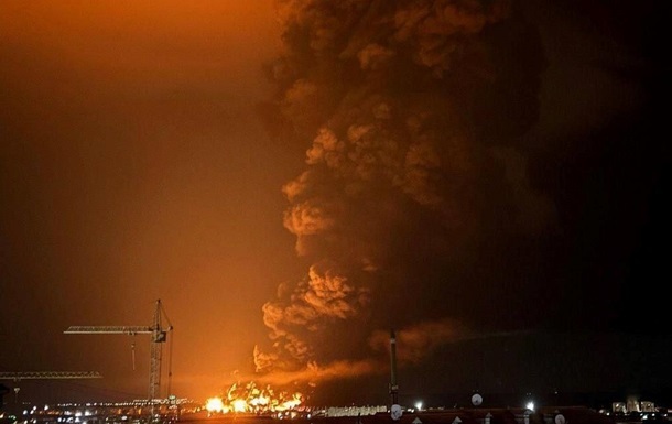 Новини України - У Феодосії уже четверту добу горить нафтобаза