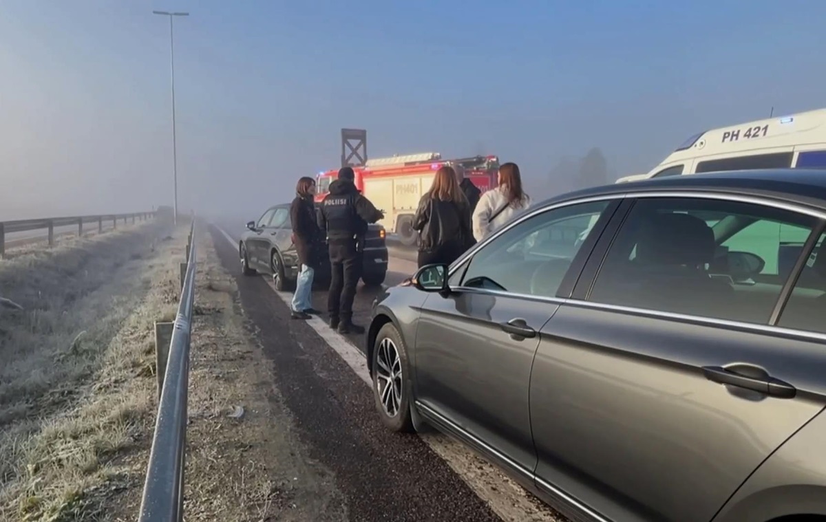 Новини світу - У Фінляндії десятки автівок зіткнулисьу ДТП