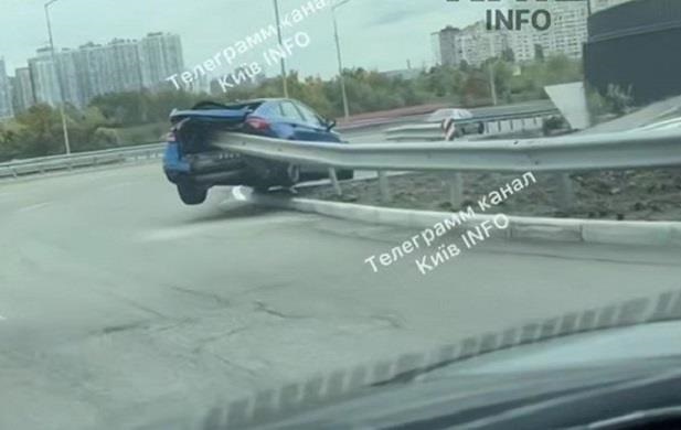 Новини Києва - У Києві авто насадилось на відбійник