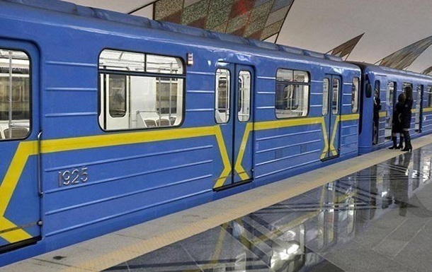 Новини Києва - У Києві людина впала на колії метро, змінено рух поїздів