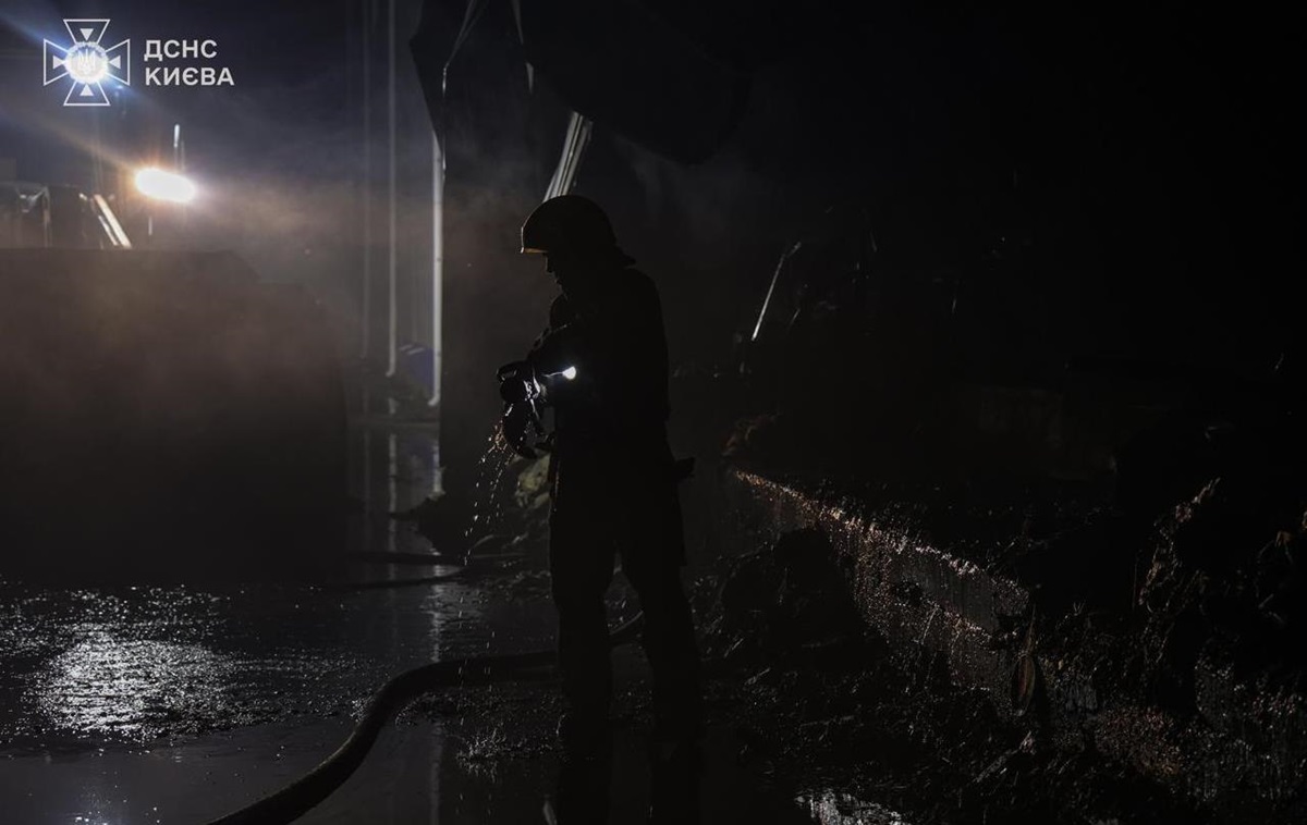 Новини Києва - У Києві майже добу гасили пожежу після удару РФ