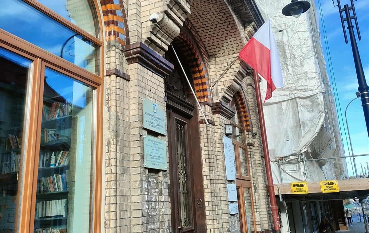 Новини України - У Польщі з почесного консульства України зірвали прапор