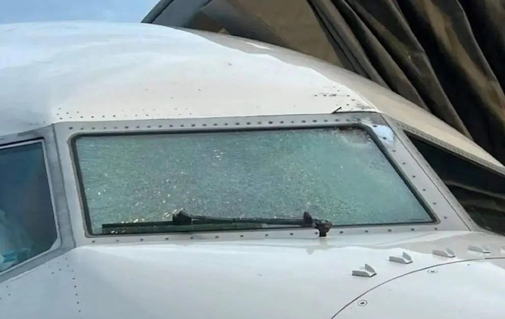 У США в літаку тріснуло скло на висоті 11 км: поранено пілота