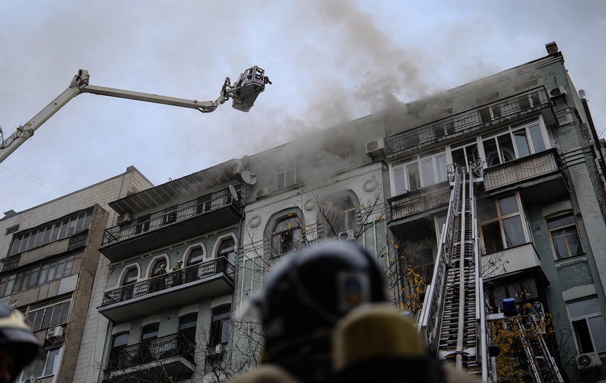 Новини Києва - У центрі Києва з вечора палає багатоповерхівка