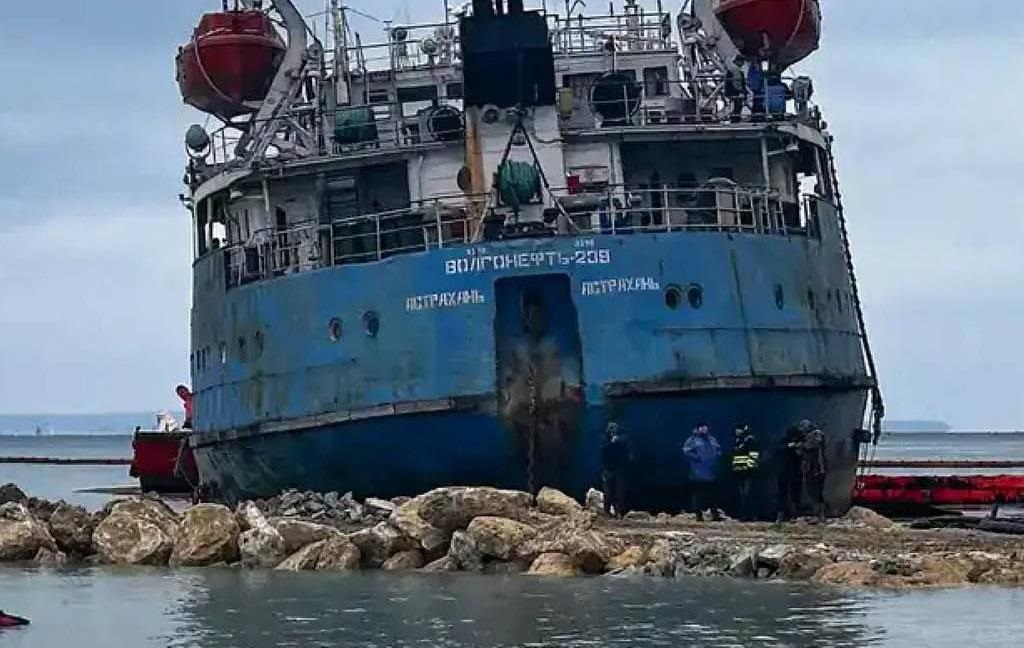 В Анапі знову фіксують викиди мазуту з російських танкерів – ЦПД