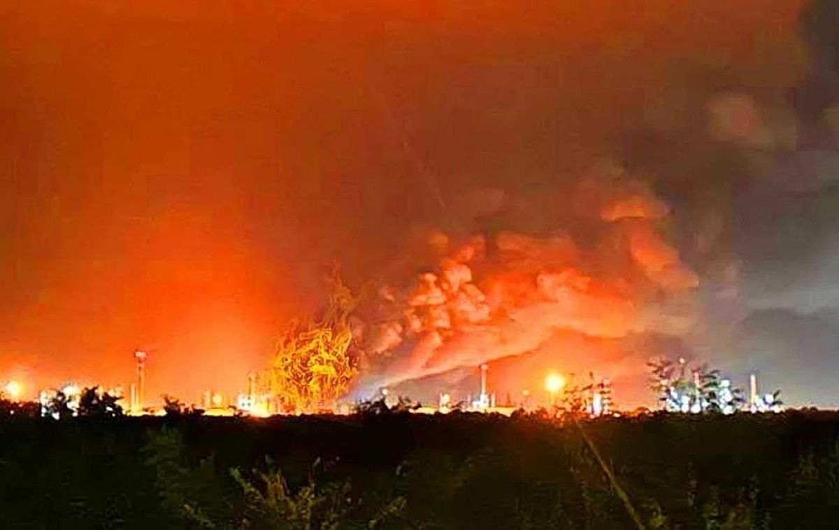 Новини світу - В Угорщині під Будапештом загорівся нафтопереробний завод