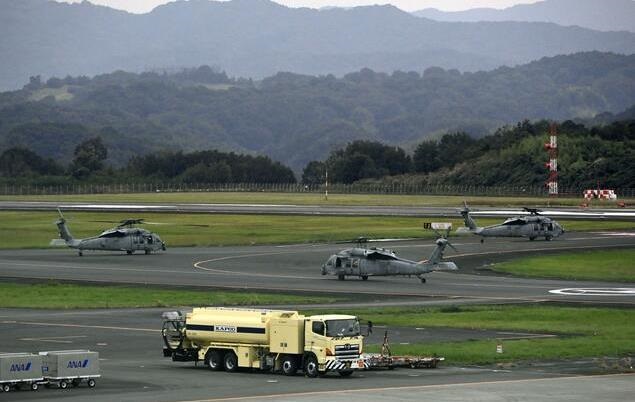 В Японії три військові гелікоптери США здійснили аварійну посадку