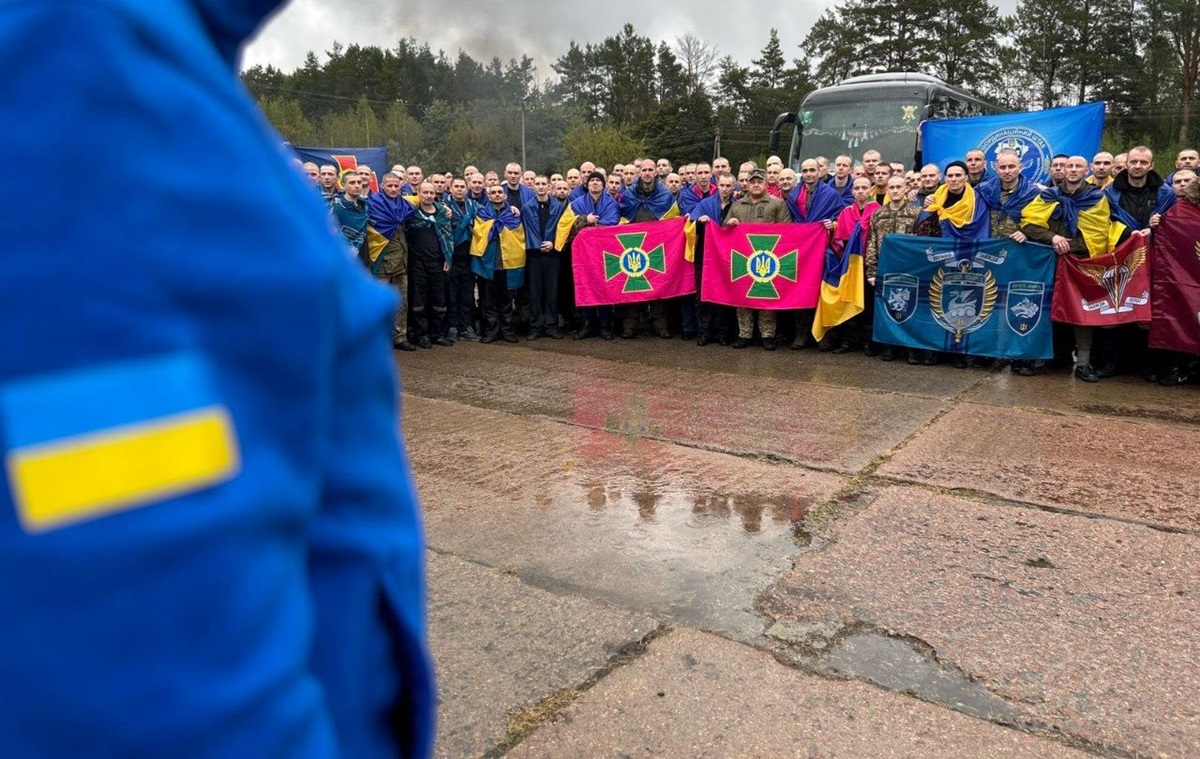 Новини України - З полону повернулись 205 військових і цивільних