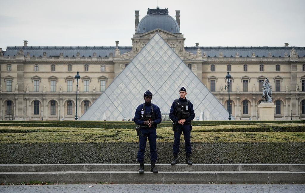 Новини світу - Затримано злодіїв, які пограбували Лувр - ЗМІ