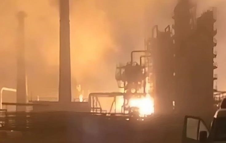 Новини бізнесу - ЗМІ: Дрони "зупинили" роботу великого НПЗ Росії