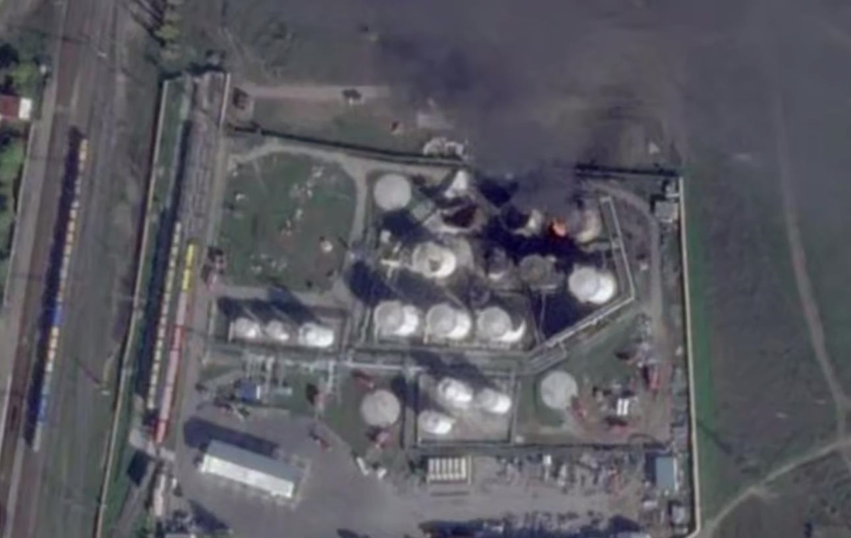 Новини України - ЗМІ показали знімки ураженої нафтобази в Криму