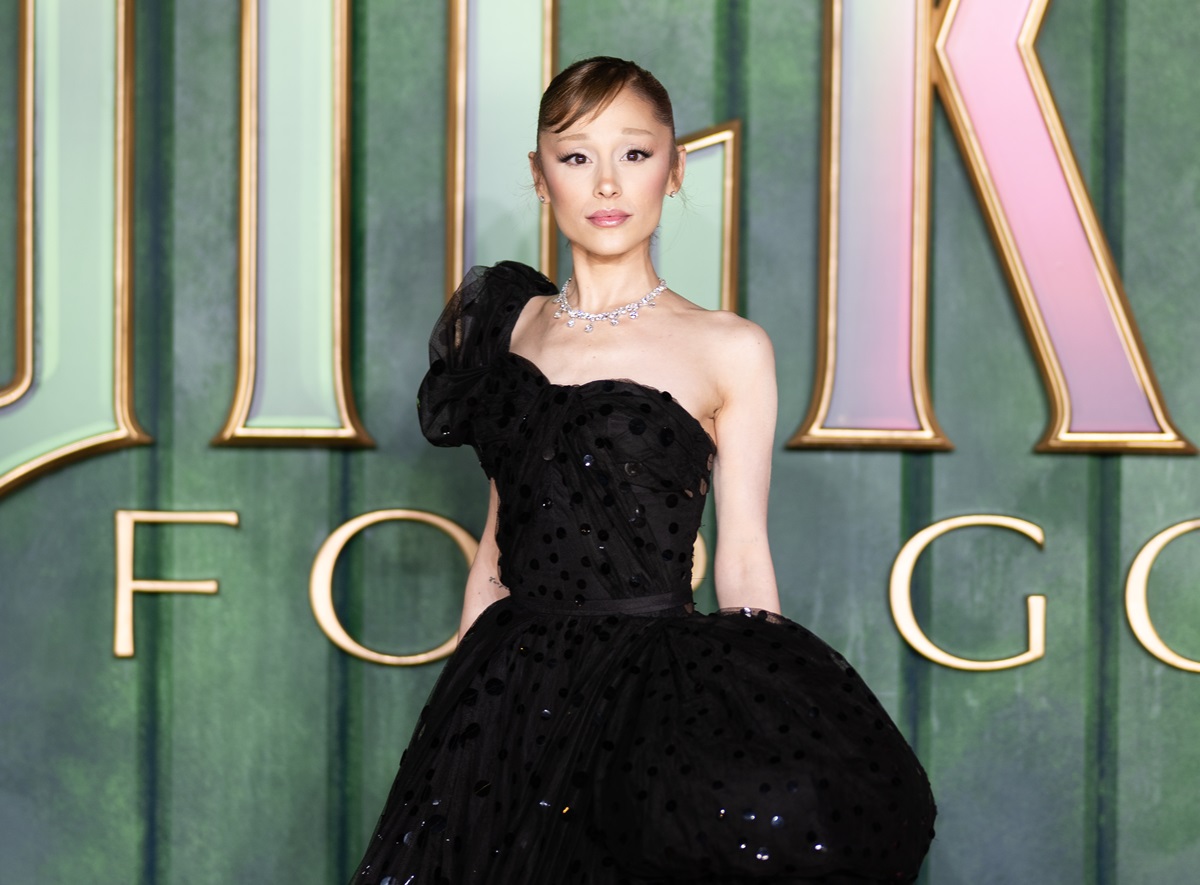 Новини культури - Блогер напав на Аріану Гранде на прем’єрі Wicked у Сінгапурі