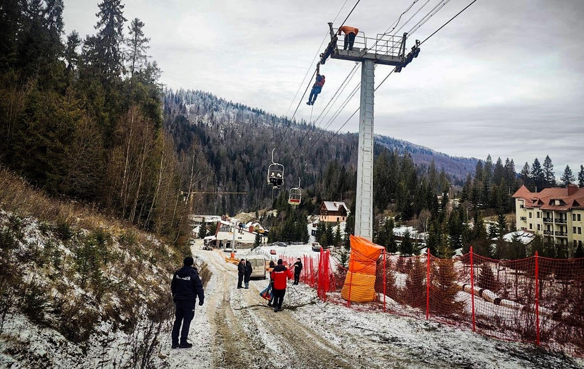 На горі на Львівщині 80 людей застрягли на підйомнику