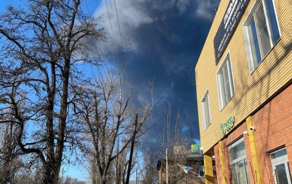 Новошахтинський НПЗ загорівся після “10 вибухів”