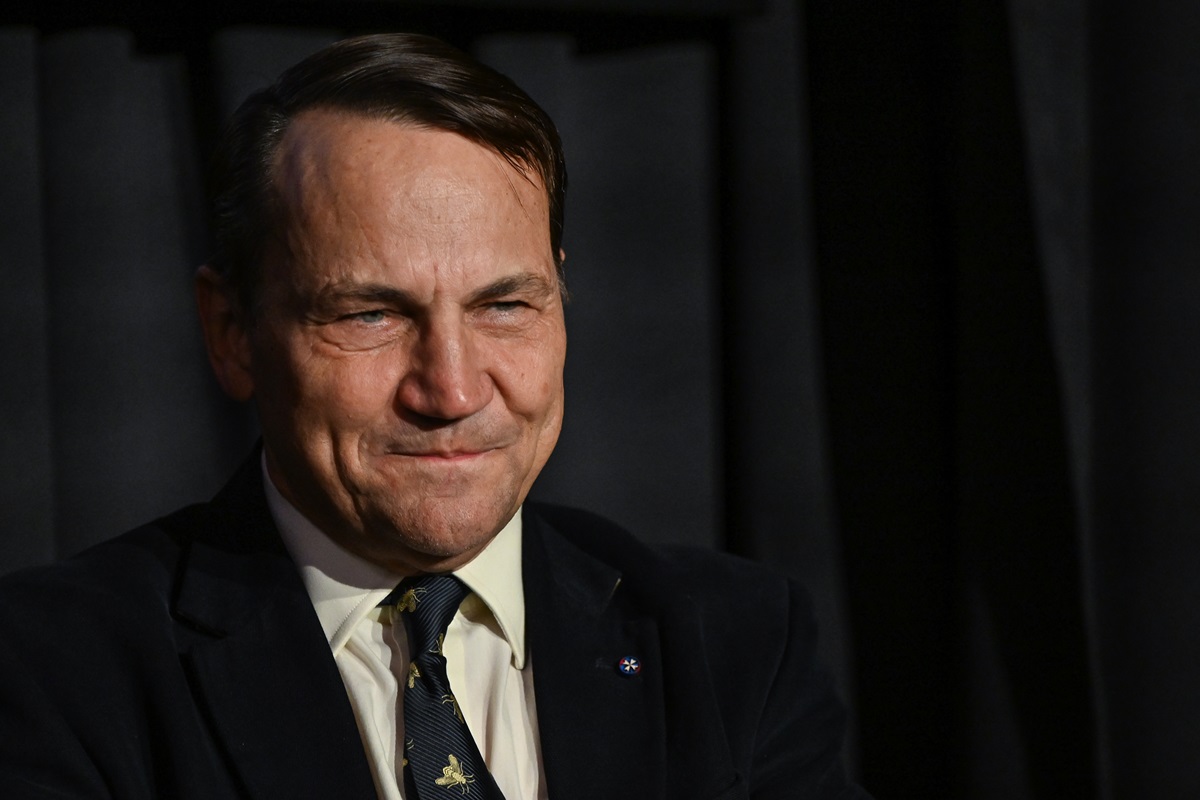 Новини світу - Сікорський "нагородив" Орбана орденом Леніна