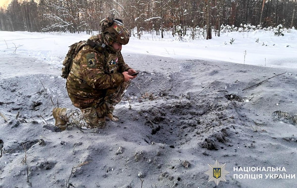 На Рівненщині дрони РФ скинули вибухівку біля залізниці
