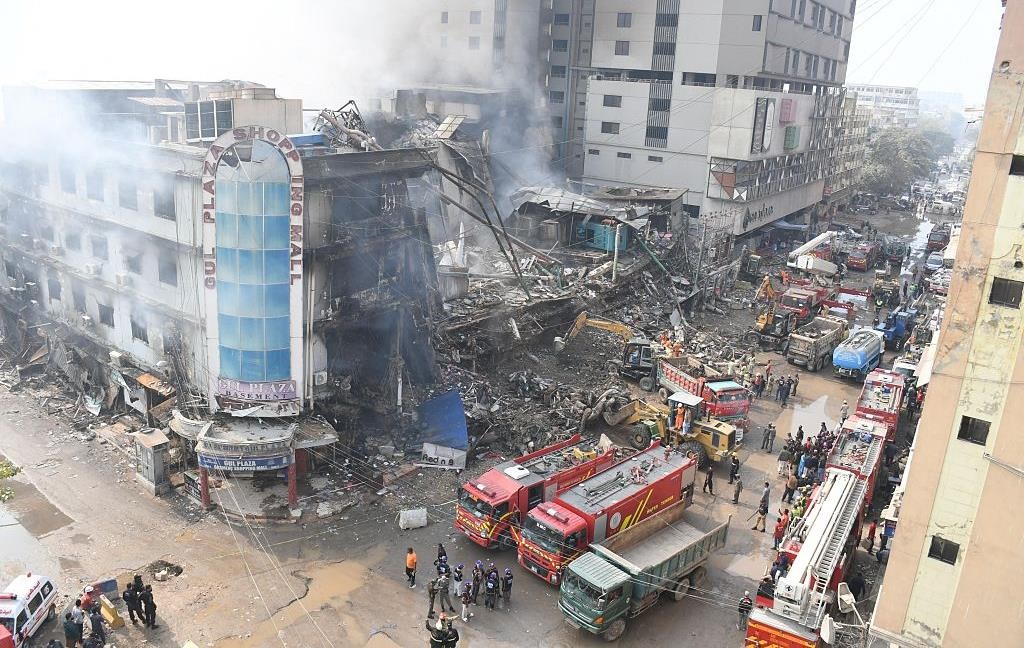 У Пакистані спалахнув торговий центр: 14 загиблих